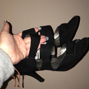 Bandolino black 2 inch heels (size 9 1/2)